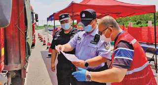 防疫一线民警忙　汗水浸透警察蓝